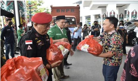 Gubernur Kalimantan Tengah (Kalteng) Sugianto Sabran melepas Bantuan untuk Masyarakat Terdampak Banjir di Kabupaten Katingan dan Kapuas, bertempat di Halaman Kantor Gubernur Kalteng, Kamis (24/11/2022).