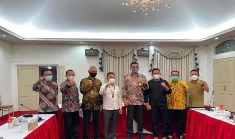 Gubernur Kalimantan Tengah (Kalteng), Sugianto Sabran, menerima kunjungan kerja dan silaturahim General Manager (GM) PLN Unit Induk Pembangunan Kalimantan Bagian Barat (UIP KLB), Didik Mardiyanto dan jajaran di ruang kerjanya di Palangka Raya, Rabu  (17/11).