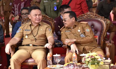 Gubernur Kalimantan Tengah (Kalteng) Sugianto Sabran tengah berbincang dengan Sekretaris Daerah H Nuryakin selaku Ketua Tim Pengendali Inflasi Daerah ( TPID) Kalteng. Berbagai upaya yang dilakukan oleh Pemprov. Kalteng dalam menekan angka inflasi mulai membuahkan hasil.