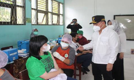 Gubernur Kalimantan Tengah Sugianto Sabran melakukan peninjauan vaksinasi bagi pelajar pada sejumlah sekolah SMA/SMK di Pangkalan Bun, Kabupaten Kotawaringin Barat, Sabtu (28/8).