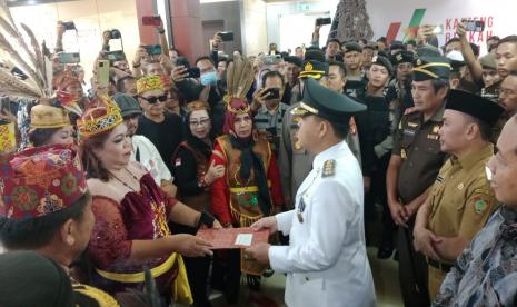 Gubernur Kalimantan Tengah Sugianto Sabran menemui masyarakat usai Penjabat (Pj) Bupati Barito Selatan Deddy Winarwan  dan Penjabat (Pj) Bupati Kotawaringin Barat Budi Santosa 