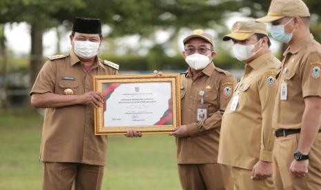 Gubernur Kalsel Dr ( HC)  H Sahbirin Noor menyerahkan penghargaan kepada tiga SKPD atas kecepatan dalam menindalanjuti aspirasi rakyat melalui SP4N LAPOR, Senin (1/11) pagi.