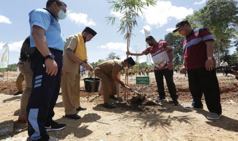 Gubernur Kalsel Dr (HC) Sahbirin Noor, SSos, MH, terus menggelorakan revolusi hijau di seantero di daerahnya. Kali ia langsung terjun ke lapangan dalam  kegiatan bertajuk “Kalsel Menanam Bersama Paman Birin” di Pantai Kopi Kecamatan Karang Intan Kabupaten Banjar, Senin (22/11).