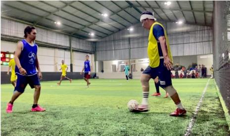 Gubernur Kalsel H. Sahbirin Noor atau akrab disapa Paman Birin terus gelorakan semangat berolahraga. Kali ini tim futsal Paman Birin melakoni laga persahabatan bertajuk eksibisi melawan tim futsal Desa Jambu Burung, Kecamatan Beruntung Baru, Kabupaten Banjar di Lapangan Futsal Mahligai Pancasila pada Minggu (7/8/2022) malam.