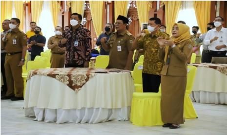 Gubernur Kalsel H. Sahbirin Noor atau akrab disapa Paman Birin membuka secara resmi Sarasehan Pemerintah Provinsi Kalsel dengan Perkebunan Besar Swasta (PBS)/ Perkebunan Besar Negara (PBN) se-Kalsel, Senin (22/8) di Gedung Mahligai Pancasila.