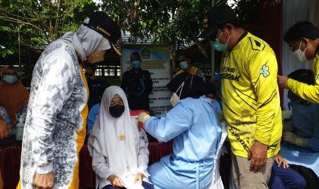 Gubernur Kalsel H Sahbirin Noor bersama Bupati Hj Noormiliyani, saat meninjau Vaksinasi Bergerak, di  MTsN 2 Barito Kuala, Sabtu (9/10).