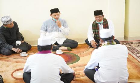 Gubernur Kalsel H Sahbirin Noor bersama Dr. H. Arrazy Hasyim, Lc, S.atau yang kerap disapa Buya Arrazy, Kamis, (16/12) berziarah ke Makam ke Syekh Mohammad Arsyad Al-Banjari