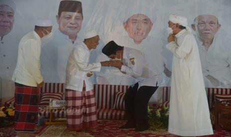 Gubernur Kalsel H Sahbirin Noor bersama para alim ulama mengelar istighotsah terbatas dan via online bersama masyarakat memohon perlindungan Allah agar covid segera berakhir, di Masjid Al Karomah Martapura, Kabupaten Banjar, Rabu (1/9)