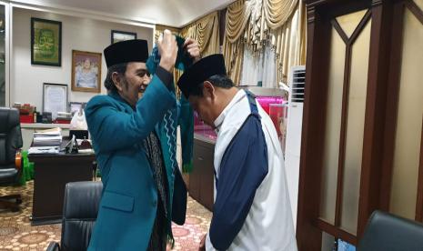 Gubernur Kalsel H. Sahbirin Noor mendapatkan kunjungan istimewa H Rhoma Irama pada Sabtu (24/4) tengah malam. Kedatangan Raja Dangdut Bang Rhoma Irama bersama rombongan ini pun disambut hangat Paman Birin, sapaan akrab Gubernur Kalsel ini.