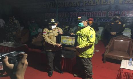 Gubernur Kalsel H Sahbirin Noor menyerahkan bantuan pertanian dengan total nilai bantuan Rp 1,8 miliar kepada Bupati Tabalong Anang Syakhfiani, di Desa Nalui Kecamatan Jaro Tabalong, Jumat (8/10)