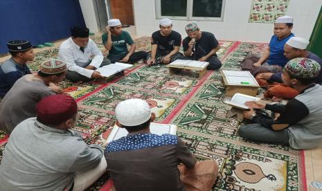 Gubernur Kalsel Sahbirin Noor atau akrab disapa Paman Birin kembali mengikuti  tadarusan Alquran di beberapa kampung di malam Bulan Ramadhan 1443 Hijriah.