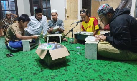 Gubernur Kalsel Sahbirin Noor atau akrab disapa Paman Birin melanjutkan kegiatan tadarusan Alquran  pada Bulan suci Ramadhan 1443 H, Sabtu  (16/4/2022) malam. 