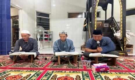 Gubernur Kalsel Sahbirin Noor atau akrab disapa Paman Birin terus melanjutkan kegiatan tadarusan Alquran keliling  pada Bulan suci Ramadhan 1443 H. Kali ini ia ikut tadarusan di Masjid Darul Huda Desa Labuan Tabu Kecamatan Martapura Kabupaten Banjar Kalsel, Senin (18/4/2022) malam.