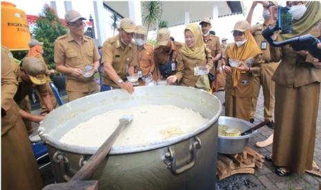 Gubernur Kalsel Sahbirin Noor atau Paman Birin, Biro Kesejahteraan Rakyat (Kesra) melakukan tradisi mengawah bubur asyura.