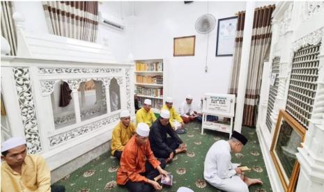 Gubernur Kalsel Sahbirin Noor bersama rombongan yang terdiri dari Staf Khusus Gubernur Achmad Maulana dan Kepala BPSDMD Mujiyat melaksanakan ziarah ke makam ulama besar Habib Husein bin Abu Bakar bin Abdillah Alaydrus atau lebih dikenal Habib Husein Luar Batang, di daerah Penjaringan, Jakarta Utara pada Rabu (18/6/2022) malam.