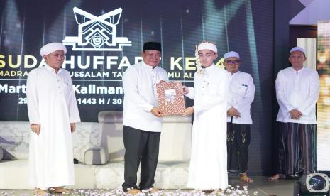 Gubernur Kalsel Sahbirin Noor didampingi Sekdaprov Kalsel Roy Rizali Anwar menghadiri wisuda Huffadz ke 14 santri Madrasah Tahfidzul Quran Darussalam di Gedung Madrasah Tahfidz Darussalam kawasan Tanjung Rema, Martapura Kabupaten Banjar Sabtu (30/4/2022).