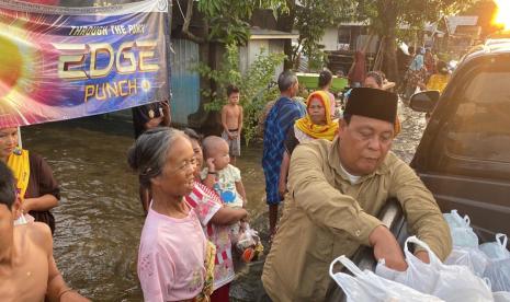 Gubernur Kalsel Sahbirin Noor melakukan melakukan aksi nyata di tengah banjir Kabupaten Banjar, Kamis (24/3/2022) pagi.  Ia menaiki mobil Pikap dobel kabin menyusuri kawasan terdampak banjir di Kecamatan Martapura, Martapura Timur dan Martapura Barat. Duduk di bak mobil belakang, Paman Birin membagikan bantuan sembako  kepada warga terdampak banjir di berbagai desa yang dilewatinya