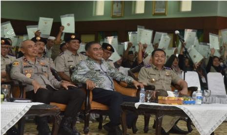 Gubernur Kalsel Sahbirin Noor melalui Asisten Bidang Pemerintahan dan Kesra Nurul Fajar Desira menyaksikan penyerahan Sertifikat Tanah oleh Presiden RI secara virtual di Gedung Idham Chalid, Banjarbaru, Kamis (1/12/2022).