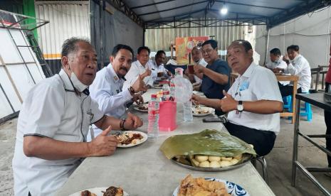 Gubernur Kalsel Sahbirin Noor terus menyokong ekonomi kerakyatan secara konkret di sela berbagai kegiatan dinasnya. Seperti halnya di Banjarmasin, baru-baru tadi ia usai menghadiri kegiatan atau undangan masyarakat, ia mengajak staf dan koleganya untuk makan bersama di warung sederhana pinggiran Jl S Parman Banjarmasin Utara.