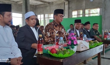 Gubernur Kaltara, Irianto Lambrie  (berbaju batik) menyatakan Pemerintah Provinsi Kalimantan Utara selama pandemi COVID-19 masih terus memberikan pelayanan 