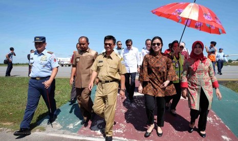 Gubernur Kaltara Irianto Lambrie (ketiga kiri) ketika mendampingi Menko PMK Puan Maharani (ketiga kanan) dan Menkumham Yasonna Laoly (tengah). 