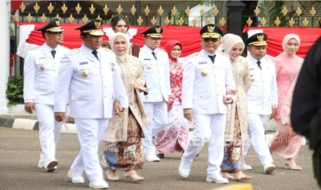 Gubernur Kalteng Agustiar Sabran dan Wakil Gubernur Edy Pratowo berjalan menuju tempat pelantikan di Istana Negara,  Kamis (20/02/2025)