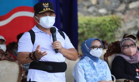 Gubernur Kalteng H. Sugianto Sabran dan Ketua TP PKK Prov Kalteng Ivo Sugianto Sabran melakukan Kunjungan kerja di wilayah Barito tepatnya Kabupaten Murung Raya dan Kabupaten Barito Utara, Sabtu (18/9). Kunjungan kerja dimaksud dalam rangka pemantauan langsung pelaksnaan percepatan vaksinasi bagi pelajar SMP dan SMA sederajat di dua kabupaten tersebut.