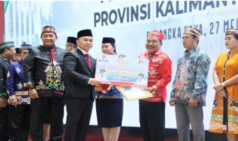 Gubernur Kalteng H Sugianto Sabran dan Wakil Gubernur H Edy Pratowo menyerahkan hadiah.