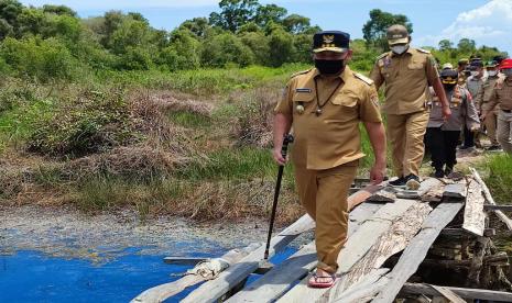 Gubernur Kalteng H. Sugianto Sabran melakukan kunjungan kerja ke Kabupaten Sukamara. Kunjungan Gubernur kali ini dalam rangka meninjau langsung pembangunan kawasan Udang Vaname/Shrimp Estate di Desa Sungai Raja, Kecamatan Jelai, Kabupaten Sukamara, Selasa (1/3).