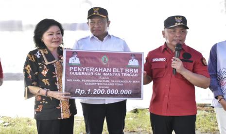 Gubernur Kalteng H. Sugianto Sabran membuka Pasar Penyeimbang yang berlokasi di Masjid Al-Jabir Desa Jabiren Kabupaten Pulang Pisau, Kamis (13/10/2022). Nampak warga Pulang Pisau sangat antusias dan memadati Pasar Penyeimbang tersebut.