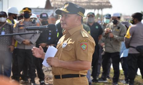 Gubernur Kalteng H Sugianto Sabran mendampingi kunjungan kerja Menteri Koordinator Bidang Kemaritiman dan Investasi RI (Menko Marves) Luhut Binsar Pandjaitan ke lokasi Food Estate di Kecamatan Dadahup, Kabupaten Kapuas, Selasa (6/4). 