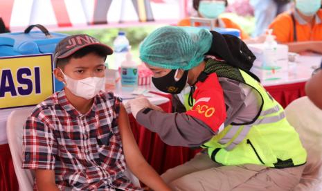 Gubernur Kalteng H. Sugianto Sabran meninjau pelaksanaan program vaksinasi merdeka yang digelar di Bundaran Besar Palangka Raya, Ahad (7/11).Turut hadir Wakil Gubernur Kalteng H. Edy Pratowo, Pj. Sekretaris Daerah Prov. Kalteng H. Nuryakin, Asisten/Staf Ahli Gubernur serta Kepala Perangkat Daerah Prov. Kalteng terkait. Rangkaian kegiatan vaksinasi diawali dengan senam bersama. 