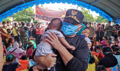 Gubernur Kalteng H Sugianto Sabran menyambangi warga terdampak banjir di Pelabuhan Rambang, Kelurahan Pahandut, Kecamatan Pahandut, Kota Palangka Raya, Jumat (19/11).