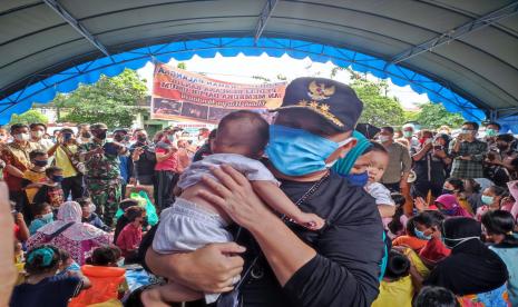 Gubernur Kalteng H. Sugianto Sabran menyambangi warga terdampak banjir di Pelabuhan Rambang, Kelurahan Pahandut, Kecamatan Pahandut, Kota Palangka Raya, Jumat (19/11). Dalam kunjungan tersebut, Gubernur menyerahkan langsung bantuan bahan pokok dan obat-obatan kepada warga terdampak banjir. Berdasarkan data dari BPBPK, per tanggal 18 November 2021, terdapat 301 jiwa yang terdampak banjir di Pelabuhan Rambang dan sekitarnya. 