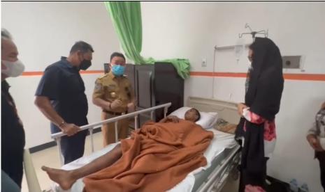 Gubernur Kalteng Sugianto Sabran didampingi oleh Ketua TP PKK Kalteng Ivo Sugianto Sabran serta Ketua Umum DAD Kalteng Agustiar Sabran mengunjungi korban konflik yang terjadi di Desa Bangkal Kabupaten Seruyan, yang tengah dirawat di RSUD Doris Sylvanus Palangka Raya, Ahad (8/10/2023).