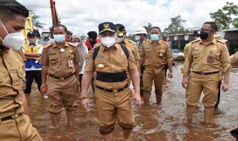 Gubernur Kalteng Sugianto Sabran meminta kepala daerah di wilayahnya terjun langsung ke tengah bencana