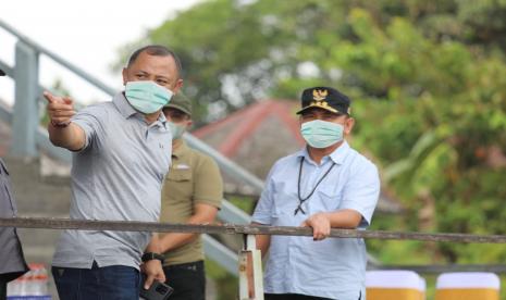 Gubernur Kalteng Sugianto Sabran saat meninjau budidaya ikan lokal di Desa Danau Sadar, Kecamatan Dusun Selatan, Kabupaten Barito Selatan, Jumat (3/12). 