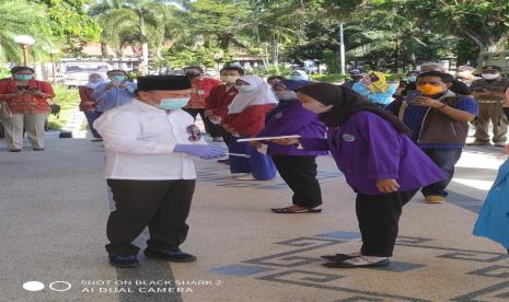 Gubernur Kalteng Sugianto Sabran Serahkan Bantuan Sosial bagi Mahasiswa Terdampak Covid-19