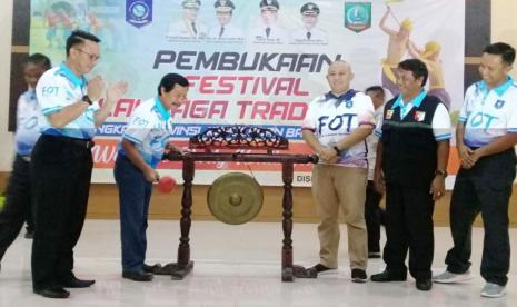 Gubernur Kep. Bangka Belitung (Babel), Erzaldi Rosman yang diwakili  oleh wakil Gubernur Kep. Bangka Belitung (Babel), Abdul Fatah, secara resmi membuka Festival Olahraga Tradisional (FOT) tingkat Provinsi Kep. Babel tahun 2020, ditandai dengan pemukulan gong.