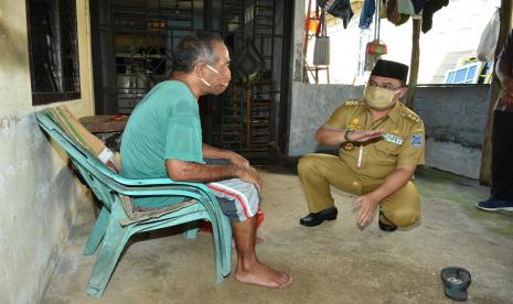  Gubernur Kepulauan Babel, Erzaldi Rosman menyerahkan bantuan sosial untuk lansia di Desa Mesuk Timur, Selasa (12/5). 