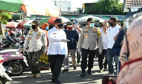 Gubernur Kepulauan Bangka Belitung (Babel), Erzaldi Rosman akan mengeluarkan kebijakan untuk mengatur dan menata ulang pasar agar dapat memutus mata rantai penyebaran Corona Virus Disease 2019 (Covid-19).