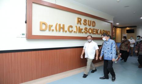 Gubernur Kepulauan Bangka Belitung (Babel) Erzaldi Rosman, bersama dengan Direktur Utama Rumah Sakit Pusat Jantung Harapan Kita dr. Iwan Dakota, melakukan penandatanganan pernyataan komitmen kerja sama antara RSUD Dr. (H.C) Ir. Soekarno dengan Rumah Sakit Jantung dan Pembuluh Darah Harapan Kita Jakarta, di Gedung Emas RSUD DR. (H.C) Ir. Soekarno.