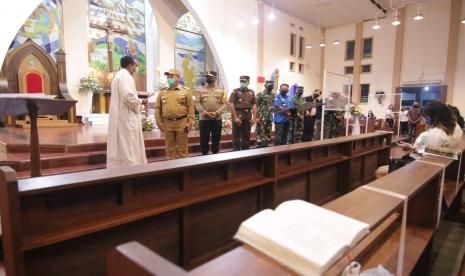 Gubernur Kepulauan Bangka Belitung (Babel), Erzaldi Rosman bersama Forkopimda Provinsi Kepulauan Bangka Belitung mengunjungi Gereja HKBP Sopo Godang Pangkalpinang, Gereja Protestan di Indonesia bagian Barat (GPIB) Maranatha Pangkalpinang, dan Gereja Katedral Pangkalpinang, Kamis (24/12).