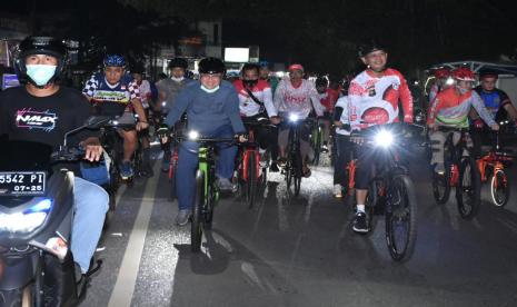 Gubernur Kepulauan Bangka Belitung (Babel), Erzaldi Rosman bersama Forum Koordinasi Pimpinan Daerah (Forkopimda) Provinsi Kepulauan Bangka Belitung serta komunitas sepeda se-Babel melaksanakan kegiatan “Gowes” atau bersepeda malam hari, berkeliling Kota Pangkalpinang, Rabu (11/11). 