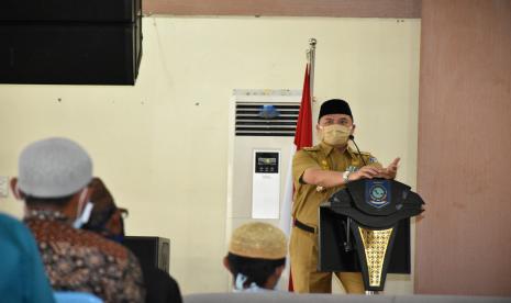 Gubernur Kepulauan Bangka Belitung (Babel), Erzaldi Rosman bersama Kepala Kanwil Kemenag Provinsi Kepulauan Babel, Muhammad Ridwan dan Kepala Biro Kesra Setda Prov. Kepulauan Babel, Saimi, memberikan pengarahan kepada dai, tokoh, dan pemuka agama Islam guna melaksanakan program 