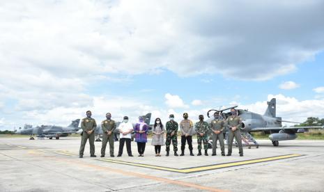 Gubernur Kepulauan Bangka Belitung (Babel), Erzaldi Rosman, bersama Ketua TP PKK Provinsi Kepulauan Bangka Belitung, Melati Erzaldi berkesempatan menaiki Pesawat Jet Tempur Hawk 109 milik Skuadron 1 Lanud Supadio Pontianak di Landasan Bandara Depati Amir Pangkalpinang, Jumat (20/11). 