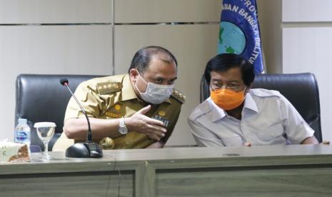 Gubernur Kepulauan Bangka Belitung (Babel), Erzaldi Rosman bersama Wakil Gubernur Kepulauan Bangka Belitung, Abdul Fatah memimpin Rapat Koordinasi (Rakor) Percepatan Perhutanan Sosial dan Rencana Food Estate, di Ruang Pasir Padi Kantor Gubernur Kepulauan Babel, Rabu (6/1). 