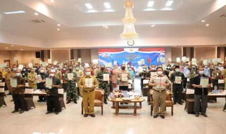 Gubernur Kepulauan Bangka Belitung (Babel), Erzaldi Rosman beserta Forum Koordinasi Pimpinan Daerah (Forkopimda) Provinsi Kepulauan Babel menyerahkan secara simbolis sertifikat tanah kepada perwakilan masyarakat Kabupaten Bangka, Kota Pangkalpinang, dan Kabupaten Bangka Tengah, Senin (9/11) di Ruang Pasir Padi Kantor Gubernur Kepulauan Bangka Belitung. 