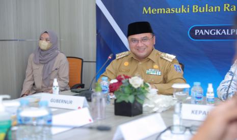 Gubernur Kepulauan Bangka Belitung (Babel) Erzaldi Rosman di depan para distributor, dan pelaku transportasi di Babel, saat ia dan Forum Koordinasi Pimpinan Daerah (Forkopimda) Babel seperti Kapolda Irjen Pol Yan Sultra Indrajaya, Kajati Daroe Tri Sadono, Kepala Bank Indonesia (BI) Perwakilan Babel Budi Widihartanto, mengumpulkan para distributor, dan pelaku transportasi tersebut, hari Senin (28/3/22) di Kantor Pelindo II Pangkalbalam.