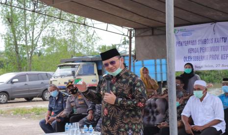 Gubernur Kepulauan Bangka Belitung (Babel), Erzaldi Rosman, didampingi Kepala BPJS Ketenagakerjaan Pangkalpinang, Y Aris Daryanto menyerahkan secara simbolis kartu peserta BPJS Ketenagakerjaan atau BPJamsostek bagi juru mudi angkutan di Pelabuhan Sungai Selan, Kabupaten Bangka Tengah, Jumat (27/11).